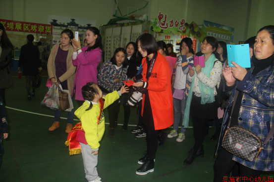 市中心幼儿园六城同创 工作简报 第 七 期 恩施市中心幼儿园六城同创工作领导小组办公室 2015年12月 巧手绘硒都 美育展童心 恩施市六城同创首届美育展 2015年11月,为展示美育成果,展示我市美育工作和六城同创工作的新风尚,恩施市教育局在恩施市硒都民族实验小学举办了首届六城同创美育展,我园积极参加了本次活动。 恩施市中心幼儿园美育展序言 美育是传递人审美经验的一种教育,培养幼儿对美的事物的认识和幼儿全面发展教育的重要内容之一,恩施市中心幼儿园数十年的筚路蓝缕,数十年的含英咀华,从建园初期的简陋